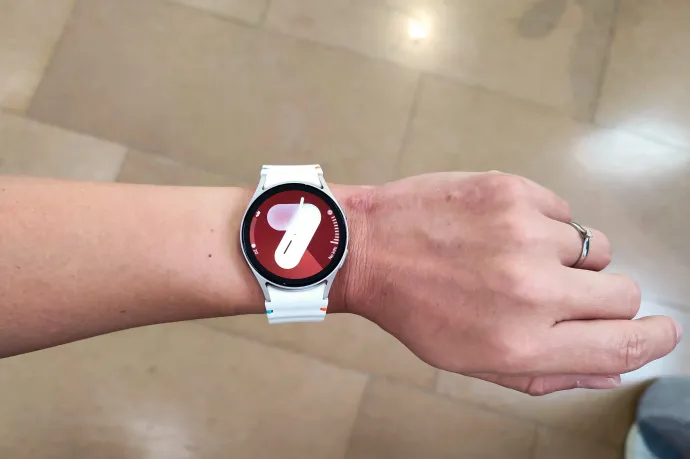 A Galaxy Watch 7 (fent) női kézen is jól mutat, az Ultra (lent) viszont már egész testesre sikeredett – Fotó: Nagy Nikoletta / Telex