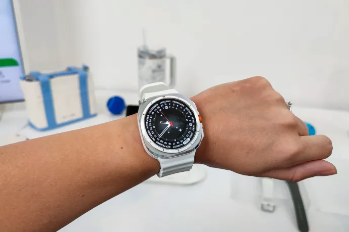 A Galaxy Watch 7 (fent) női kézen is jól mutat, az Ultra (lent) viszont már egész testesre sikeredett – Fotó: Nagy Nikoletta / Telex