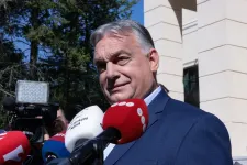 Orbán Viktor tovább pereskedik egy sor szerkesztőséggel