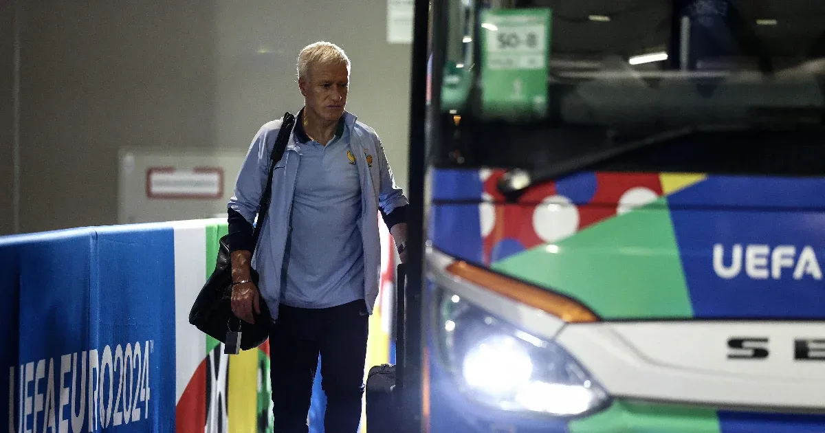 Marad Deschamps a francia válogatott élén