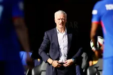 Marad Deschamps a francia válogatott élén