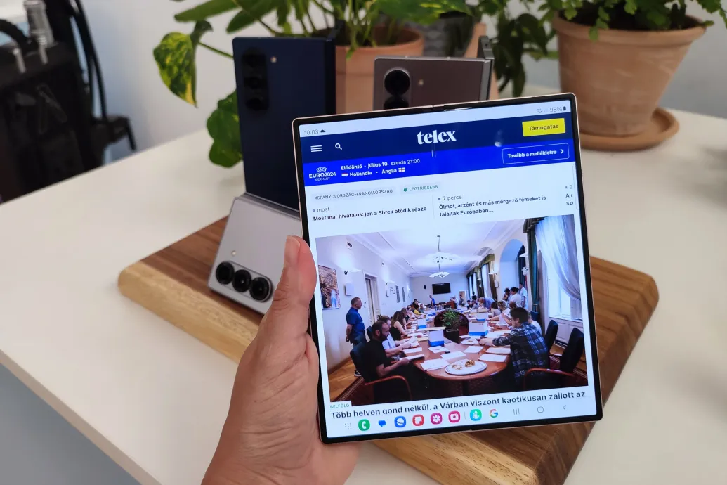 Majdnem egymillió forintot is el lehet költeni a Samsung új hajtogathatós okostelefonjára