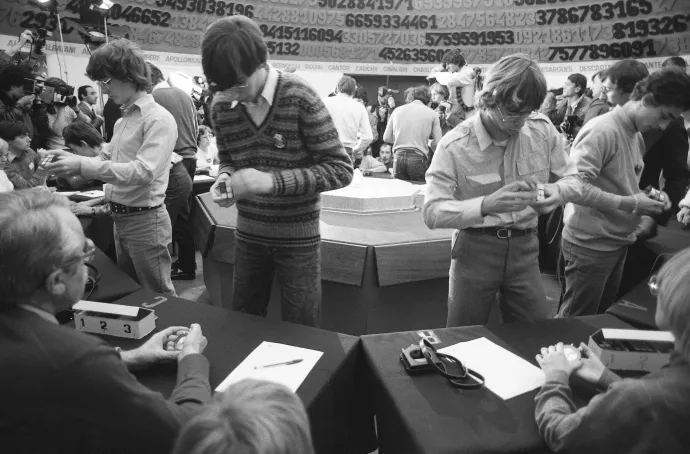 Versenyzők az első franciaországi Rubik–kocka-bajnokságon, 1981. október 28-án – Fotó: John Van Hasselt / Corbis / Getty Images