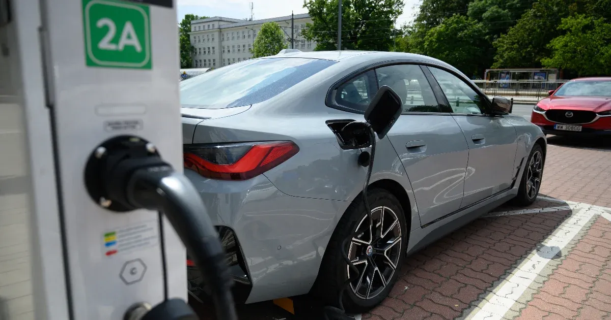 1,8 millió forintnyi támogatást adna a kormány uniós terve elektromos autó vásárlására