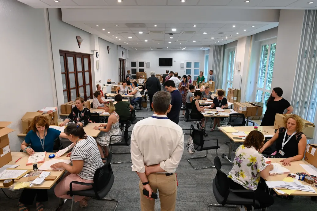 Az újraszámlálás utolsó napja után is 200 szavazat körül lehet Karácsony előnye