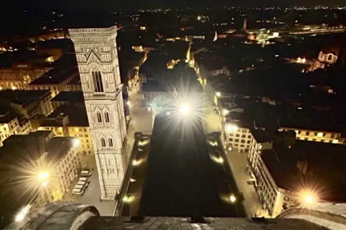 Egy olasz fiatal zárás után a firenzei dóm kupoláján szelfizett