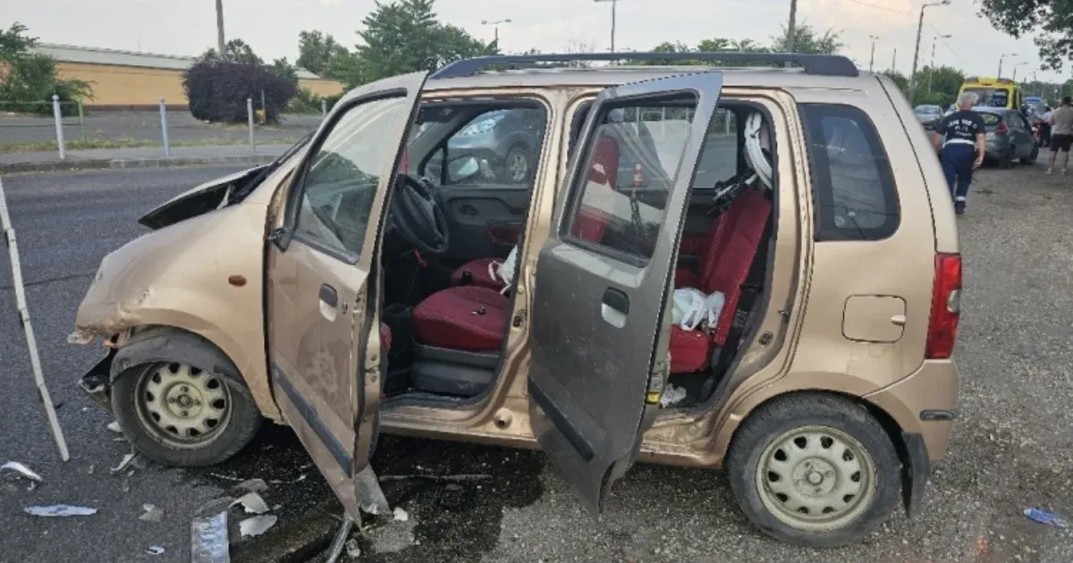 Le akarta rázni a rendőröket, karambolozott az ámokfutó sofőr Budapesten, az autóban utazó kisgyerek súlyosan megsérült