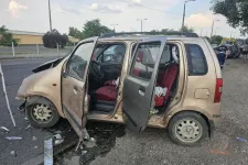 Le akarta rázni a rendőröket, karambolozott az ámokfutó sofőr Budapesten, az autóban utazó kisgyerek súlyosan megsérült