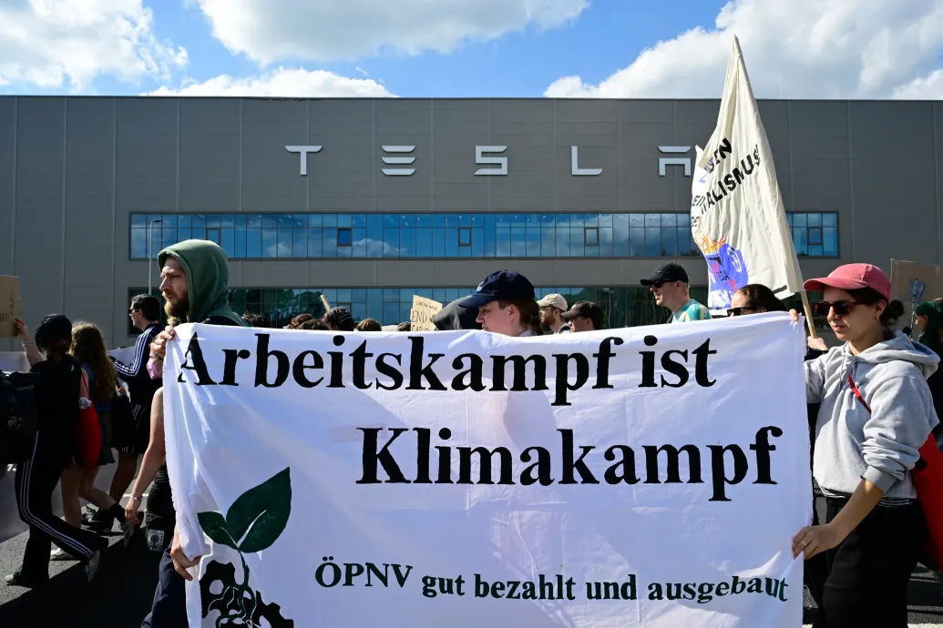 Kávécsészék csenésével vádolja a berlini Tesla-gyár a dolgozókat