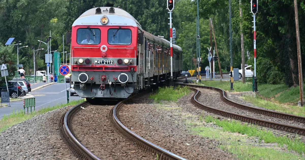 Olvadnak a sínek, mint a fagylalt: a MÁV a buszt ajánlja a hőségben