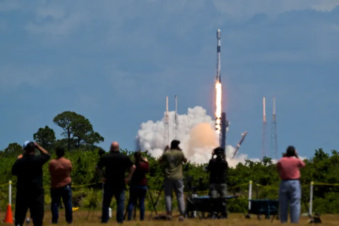 Széthullott az űr peremén a SpaceX rakétája
