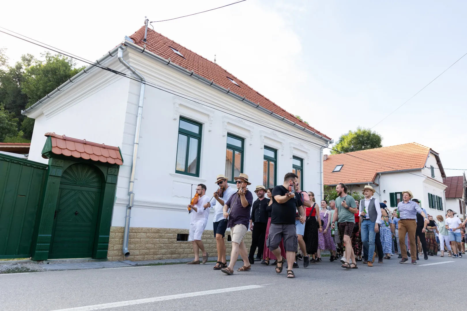 A népzenei felvonulás a falu központjából a Folk udvarba – Fotó: Tóth Helga / Transtelex