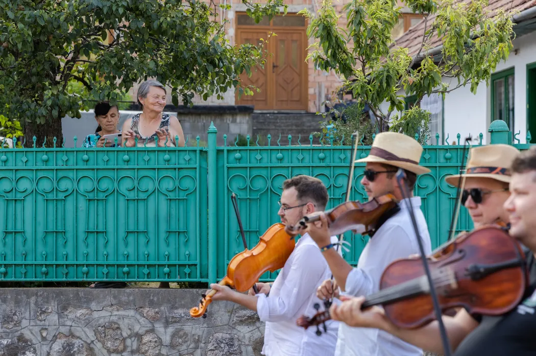 A helyiek meglesik a Folk-felvonulást – Fotó: Tóth Helga / Transtelex