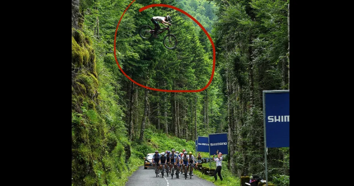 Egy montis átugratott a Tour de France elhaladó mezőnye fölött
