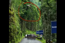 Egy montis átugratott a Tour de France elhaladó mezőnye fölött
