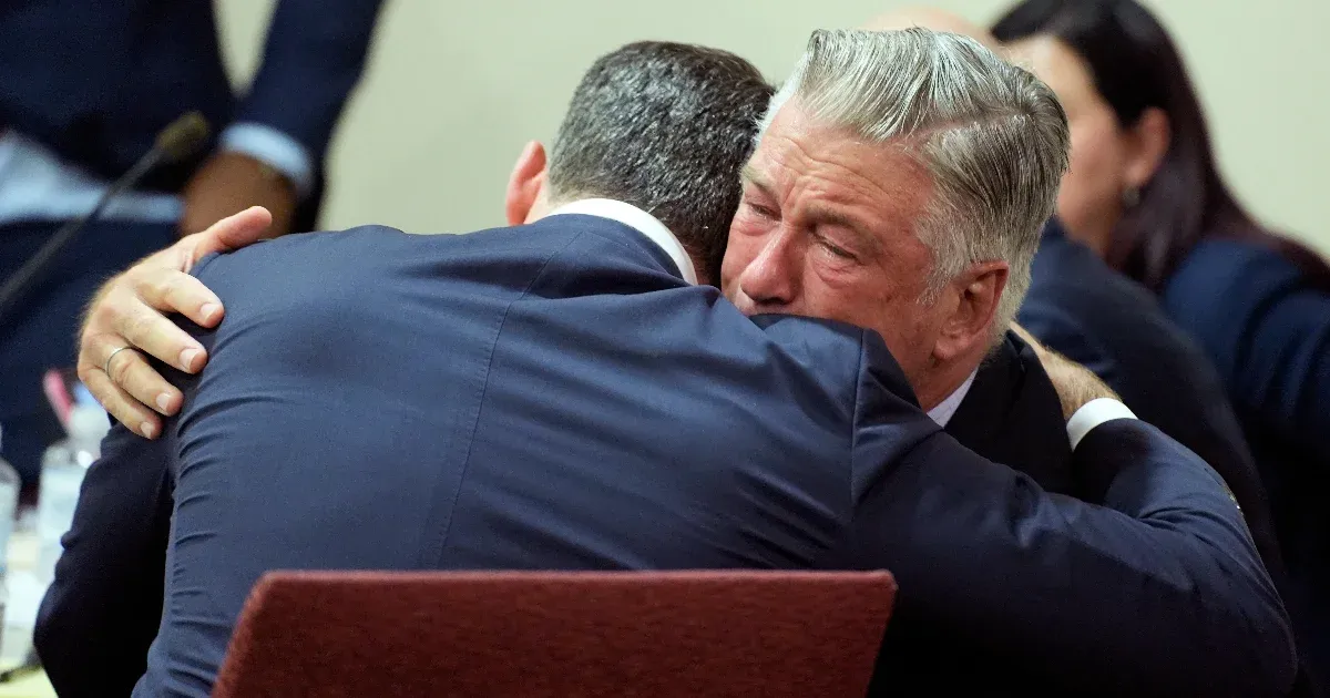 Alec Baldwin elsírta magát, amikor a bíró közölte: ejti az emberölési pert ellene