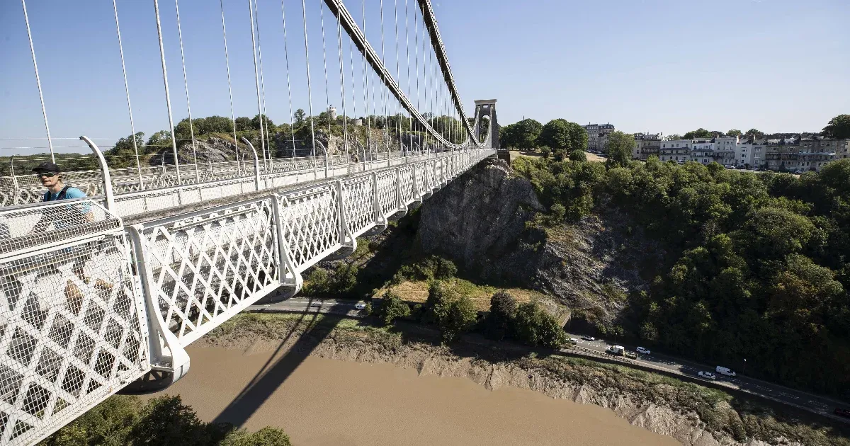 Emberi maradványokkal teli bőröndöt hagyott valaki egy bristoli hídon