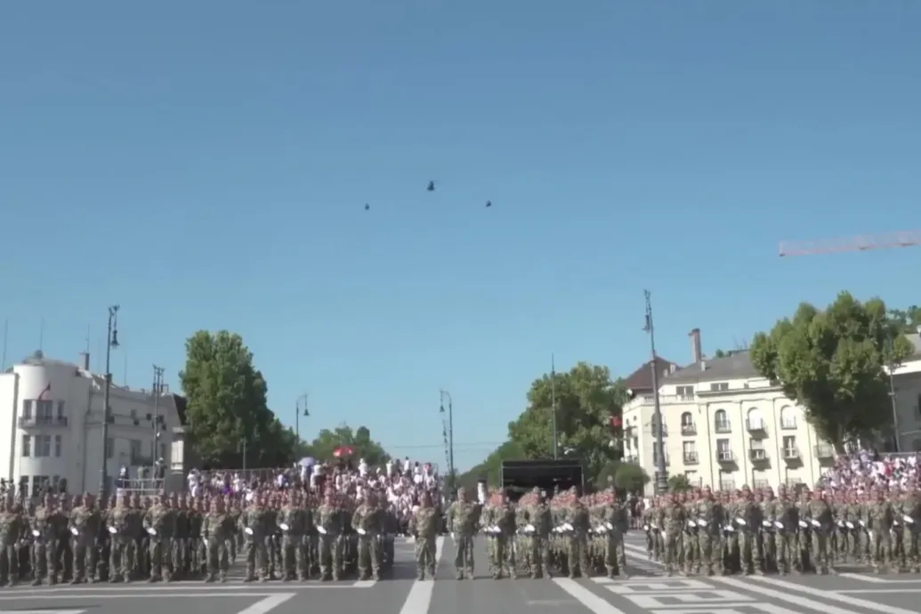 Hangosak a helikopterek, de csak altisztavatás volt a Hősök terén