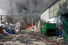 Büntetőeljárást indított a rendőrség a szatmárnémeti kartonhulladék-tárolónál keletkezett tűz miatt
