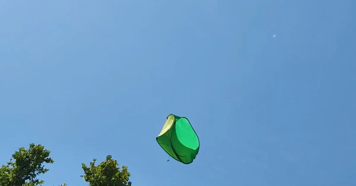 Itt repül a sátor!