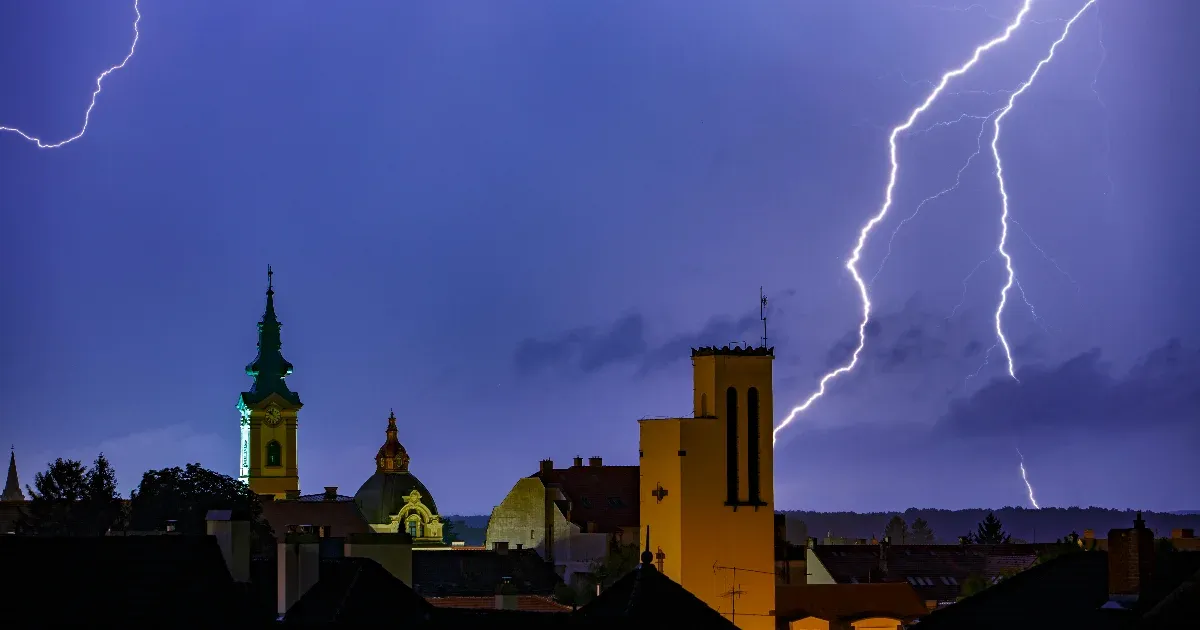 A forróság mellé több helyen jönnek a heves zivatarok, narancs riasztást adtak ki