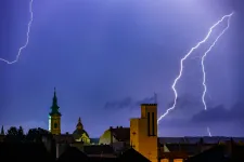 A forróság mellé több helyen jönnek a heves zivatarok, narancs riasztást adtak ki