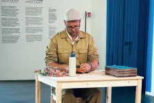 Egy holland művész napi hat órán keresztül egy lyukasztóval apró darabokra szaggatja az ENSZ klímajelentését