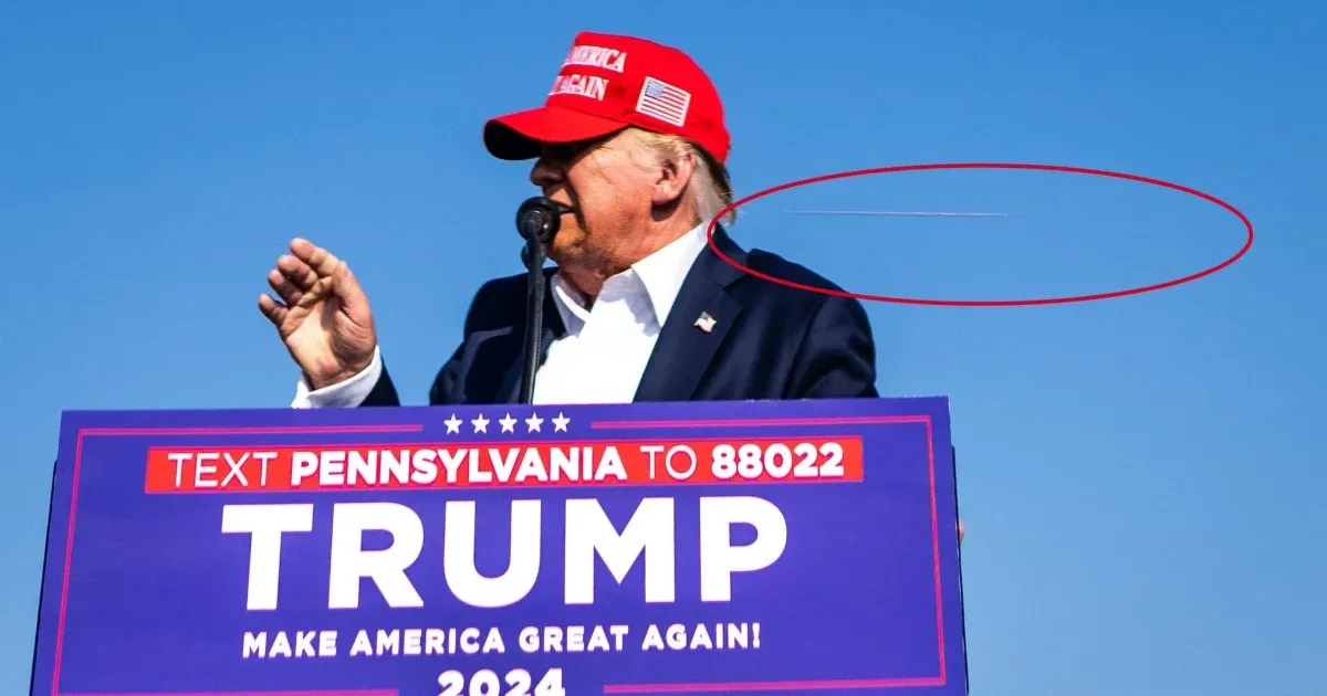 A New York Times fotósa épp elkapta a pillanatot, ahogy egy lövedék elsüvít Trump feje mögött