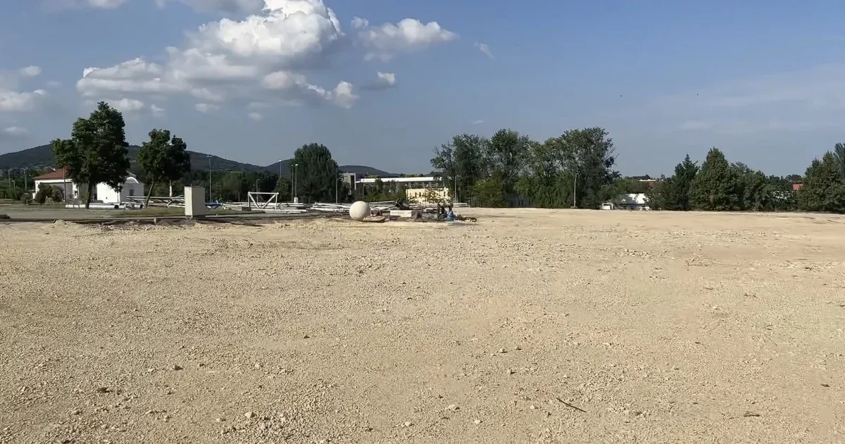 Már csak az egykori szökőkút darabjai maradtak a balatonfüredi görög falu helyén