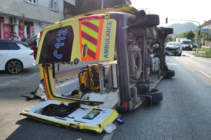 Autóval ütközött és felborult egy mentőautó Budapesten