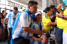 Káosz tört ki a Copa América döntőjén, szellőzőnyílásokon próbáltak bemászni a stadionba szurkolók