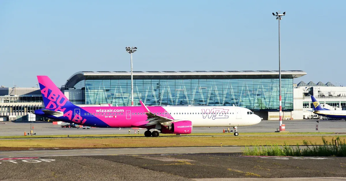 Már 18 órája várnak az indulásra egy Wizz Air-gép utasai Nizzában, Hajdú Péter is a reptéren ragadt