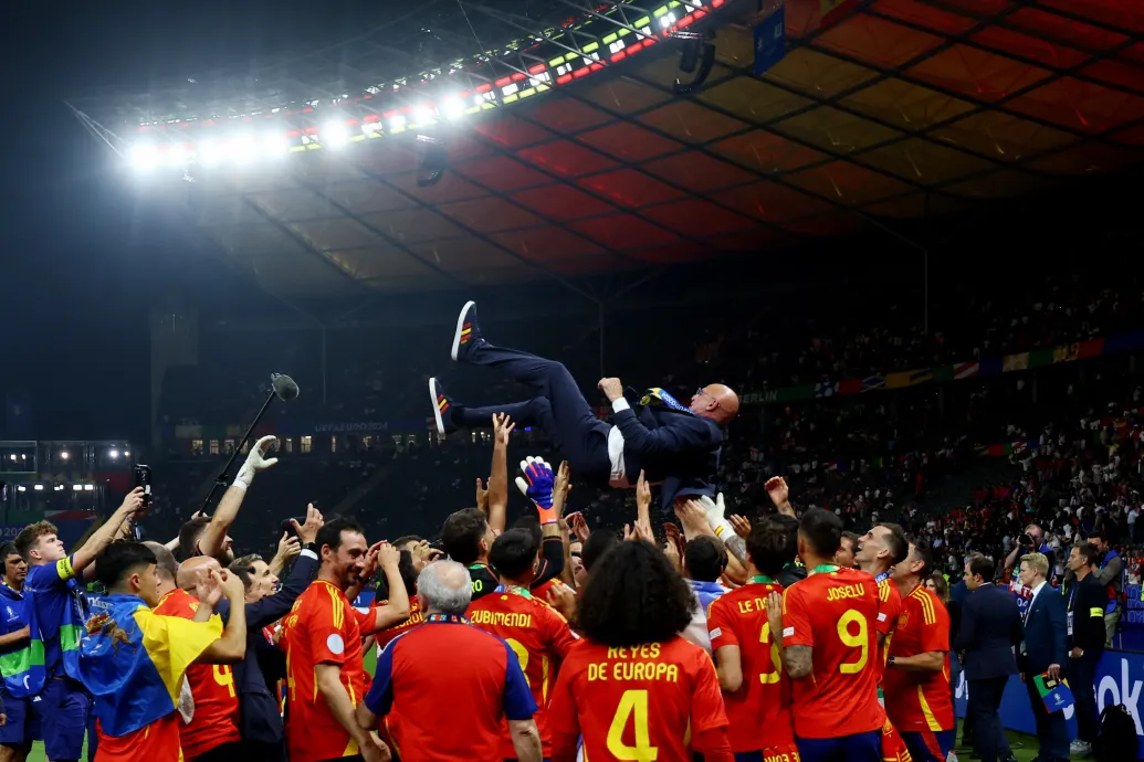 A spanyol harmadosztályban megbukott, a válogatottal Európa csúcsára ért az edzőprofesszor