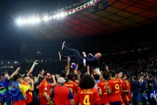 A spanyol harmadosztályban megbukott, a válogatottal Európa csúcsára ért az edzőprofesszor