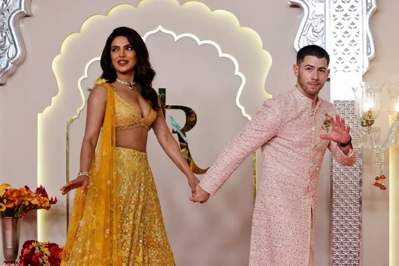 Nick Jonas feleségével, Priyanka Choprával, John Cena pankrátorból lett színész pedig egy kék hímzett zakóban tette tiszteletét – Fotó: Francis Mascarenhas / Reuters