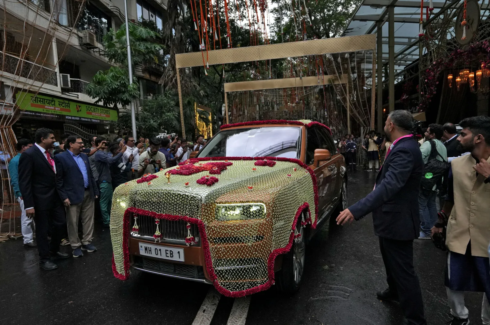 Egy feldíszített Rolls-Royce szállította a helyszínre a vendégeket – Fotó: Hemanshi Kamani / Reuters