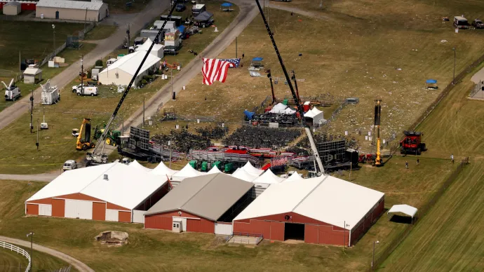 A Pennsylvania állambeli Butlerben rendezett kampánygyűlés helyszíne drónfotón – Fotó: Brendan McDermid / Reuters