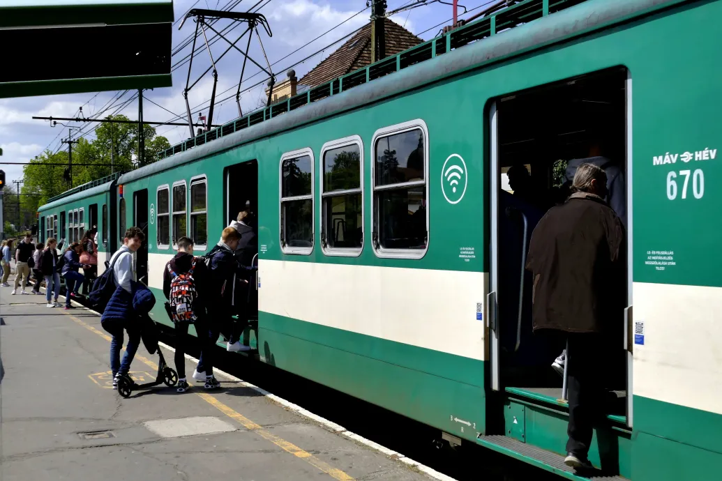 Mobil védelmi csoport és testkamerás rendészek jönnek a gödöllői HÉV-vonalon
