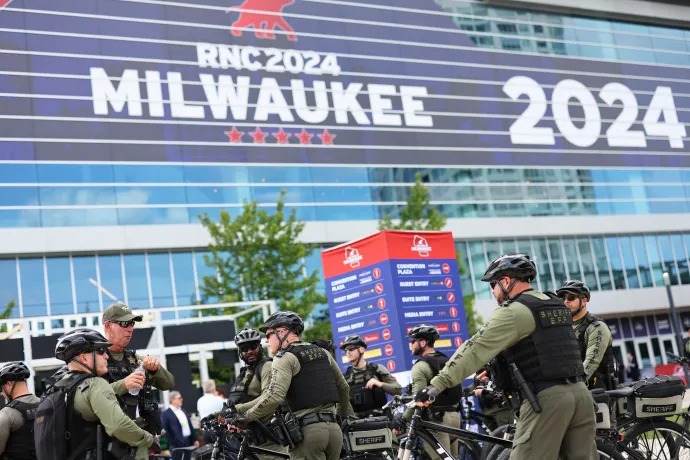 A helyszínt biztosító rendőrök a konvenciónak helyet adó épület előtt – Fotó: Michael M. Santiago / Getty Images