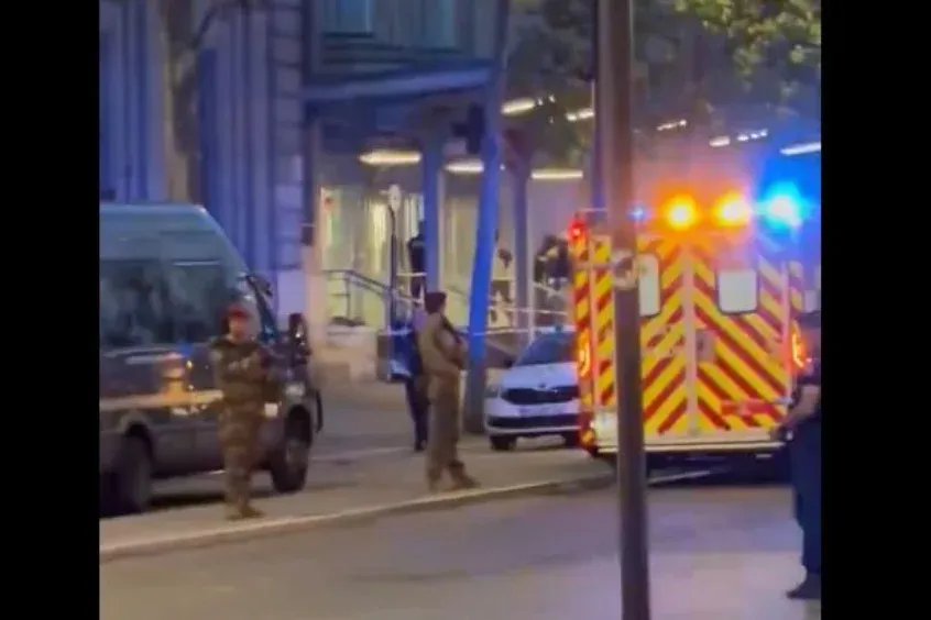 Késsel támadtak meg egy járőröző terrorelhárítót Párizsban