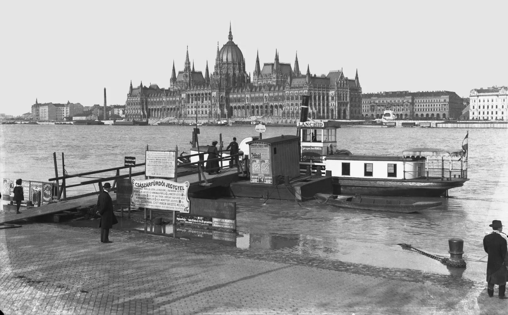 A Csavargőzös a propellerek kikötőjében az alsó rakparton, a Batthyány térnél, 1907-ben, háttérben a Parlament – Fotó: Deutsche Fotothek / Brück und Sohn / Fortepan