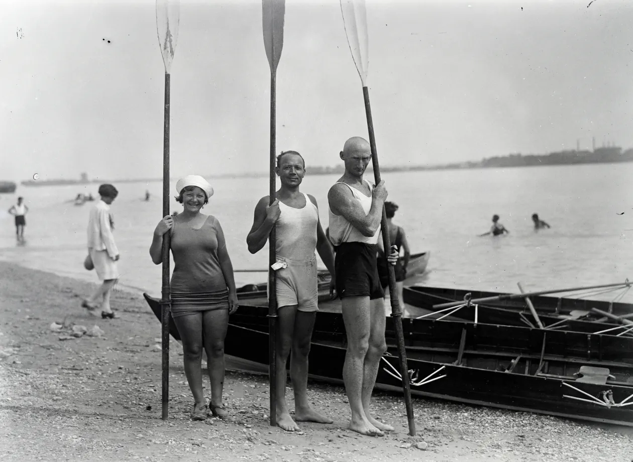 Római-parti életkép vízitúrázókkal 1924-ből és az oxfordi evezős nyolcas az Első Budapesti Gőzmalom előtt 1938-ban – Fotó: Major Lajos; Bojár Sándor / Fortepan