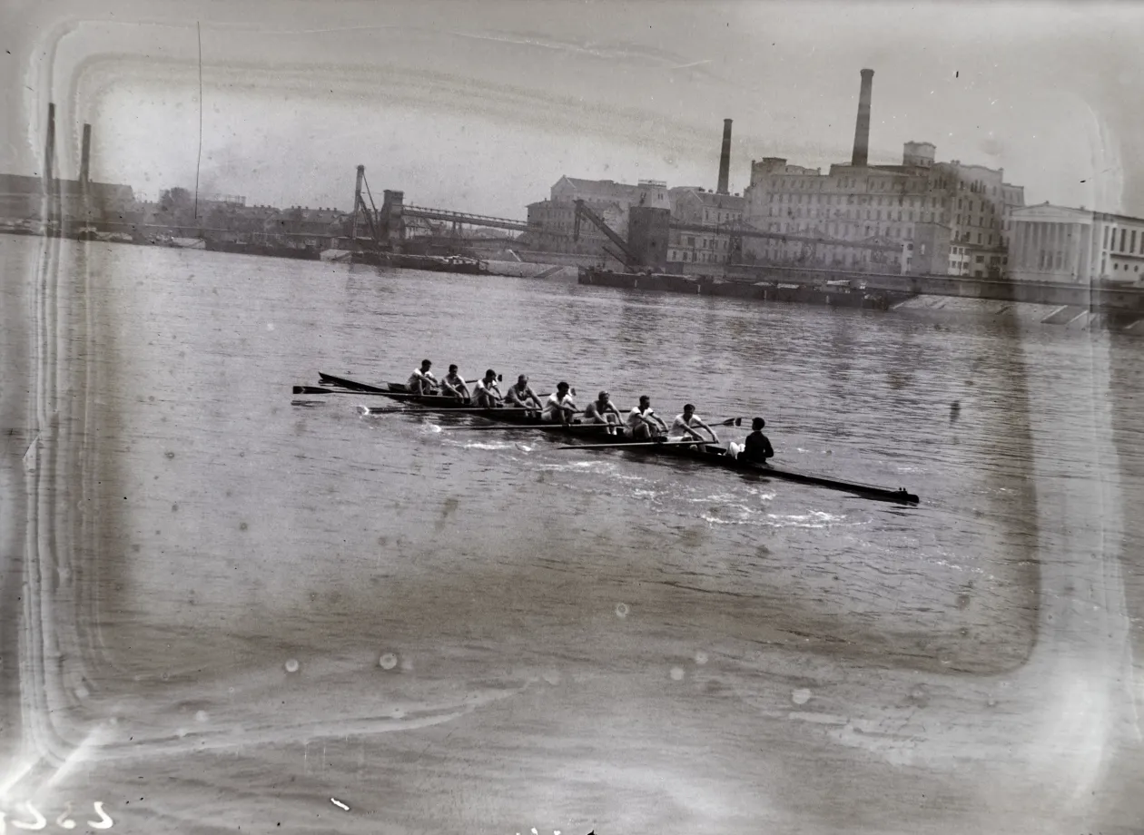 Római-parti életkép vízitúrázókkal 1924-ből és az oxfordi evezős nyolcas az Első Budapesti Gőzmalom előtt 1938-ban – Fotó: Major Lajos; Bojár Sándor / Fortepan