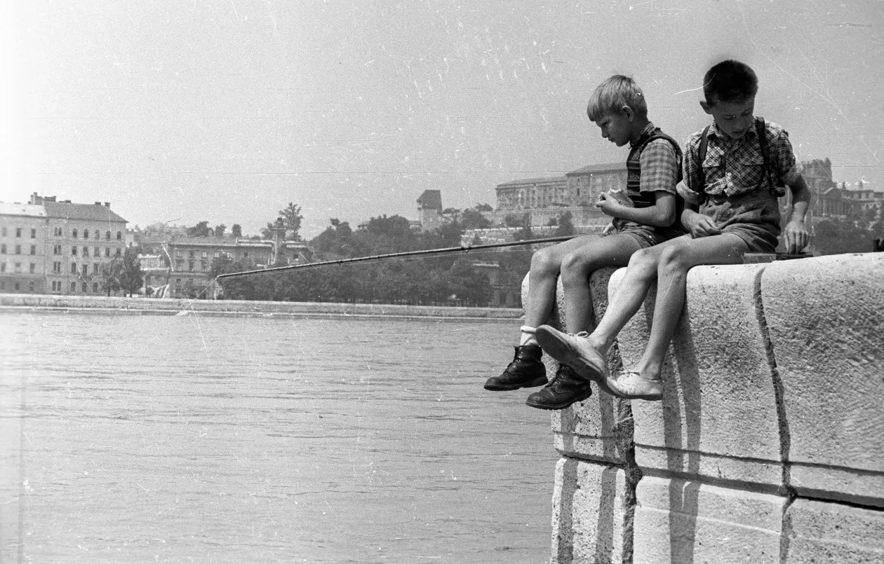 Az első képen egy halász a ferencvárosi Duna-parton 1965-ben, ezen a helyen ma a Nemzeti Atlétikai Stadion áll, a második fotón gyerekek pecáznak a Vigadó tér közelében 1957-ben – Fotó: Deutsche Fotothek / Brück und Sohn; Sándor György / FSZEK Gyűjtemény / Fortepan