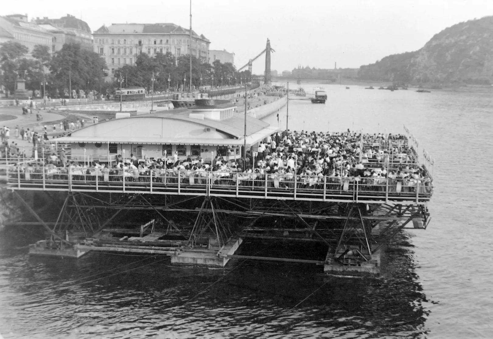 Kék Duna terasz a Lánchídról nézve 1958-ban – Fotó: Kurutz Márton / Fortepan