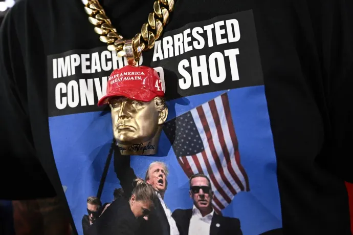 Villámgyorsan pólókra rakták Donald Trump merénylet után készült fotóját Kínában, de már vissza is hívták őket