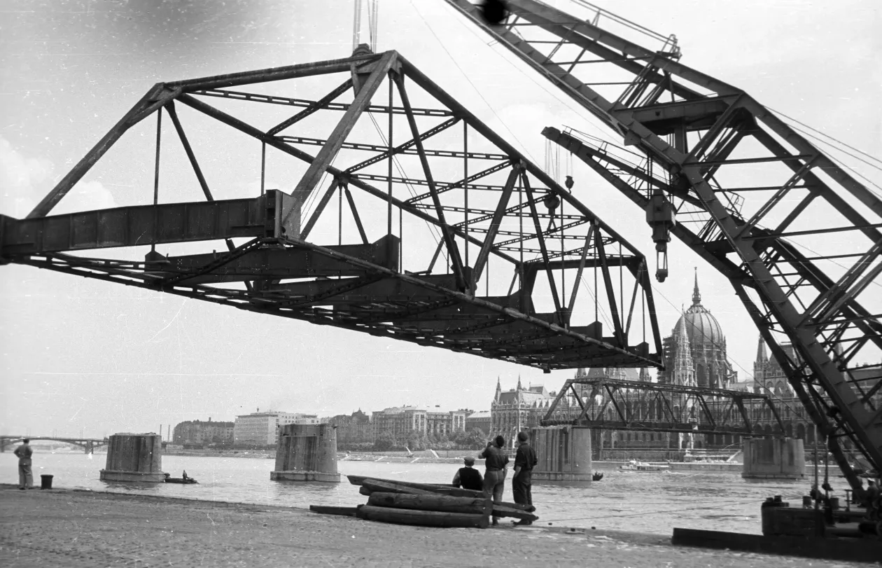 A Kossuth híd bontása során úszódaruk emelik partra a híd egyik medernyílásának vasszerkezetét 1960-ban és a Római-part, Piroska utca és Újpest-Megyer közötti átkelőhajó 1964-ben – Fotó: Nagy Gyula; Reményi József / Fortepan