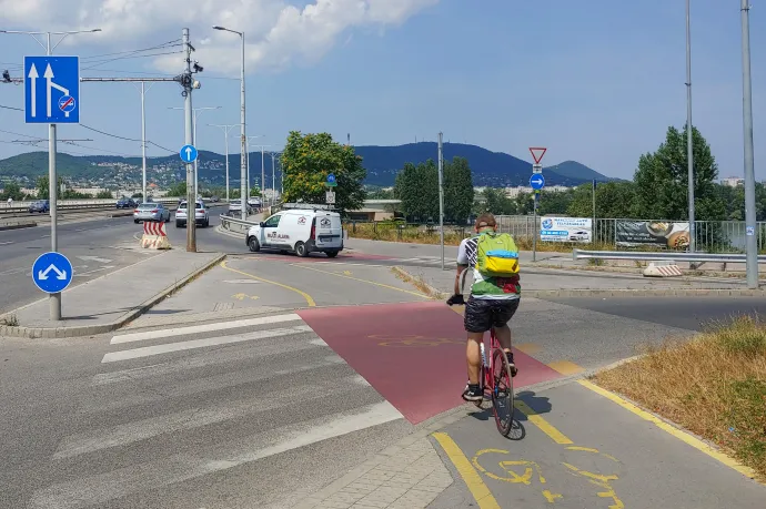 A Népfürdő utcai átjáró. Mivel még nem készült el a jogi szabályozás, jelenleg bizonytalan, hogy az alsó képen látható elektromos roller vezetője szabályosan használja-e az átkelőt – Fotó: Zách Dániel / Telex