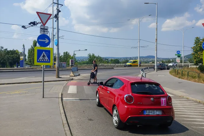 A Népfürdő utcai átjáró. Mivel még nem készült el a jogi szabályozás, jelenleg bizonytalan, hogy az alsó képen látható elektromos roller vezetője szabályosan használja-e az átkelőt – Fotó: Zách Dániel / Telex