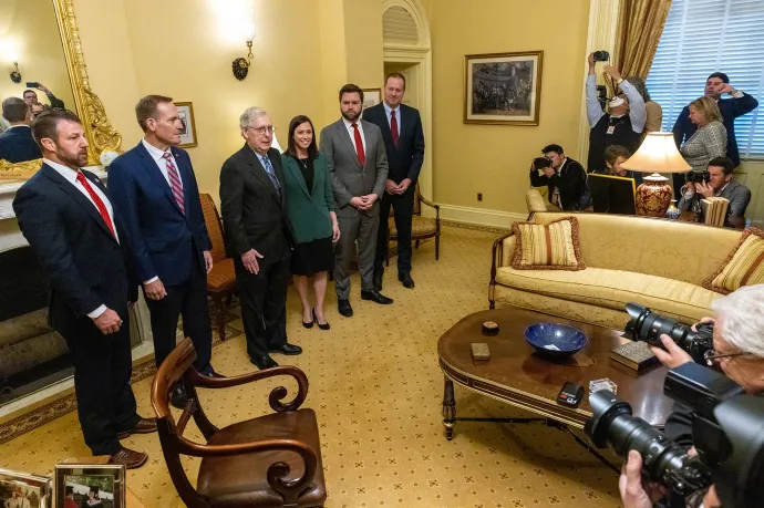 Az újonnan megválasztott republikánus szenátorok a Capitoliumban, köztük J.D. Vance (j2) 2022. november 15-én – Fotó: Anadolu / Anadolu Agency / Getty Images